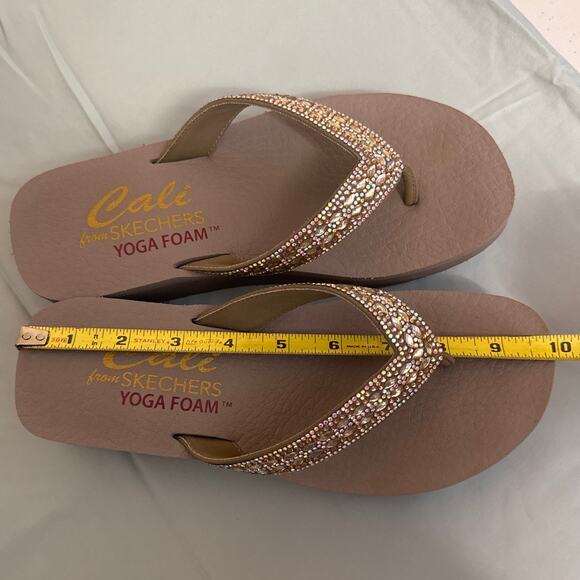 Cali Sketcher Taupe Yoga Foam Rhinestone Flip Flops Size 9 Worn A Few Minutes - Picture 11 of 11